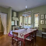 Scappo In Umbria, Claudia Villa