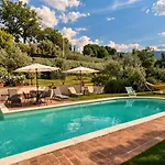 Scappo In Umbria, Claudia Villa