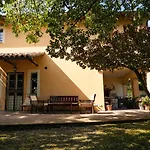 Scappo In Umbria, Claudia Villa