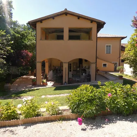 Scappo In Umbria, Claudia 폴리뇨