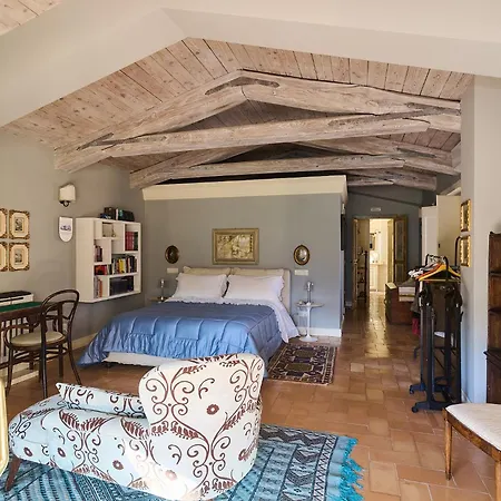Scappo In Umbria, Claudia Foligno