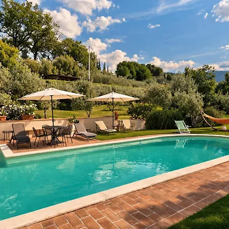 Scappo In Umbria, Claudia Villa