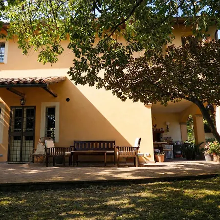 Scappo In Umbria, Claudia Villa