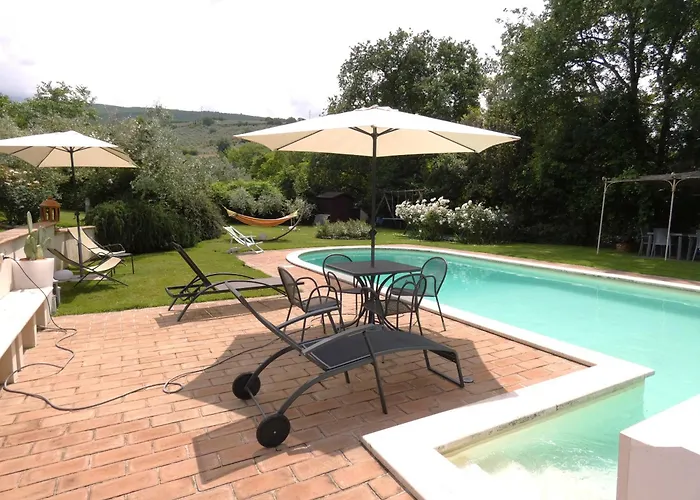 Scappo In Umbria, Claudia فولينيو