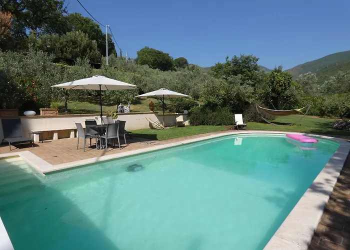 Scappo In Umbria, Claudia فولينيو